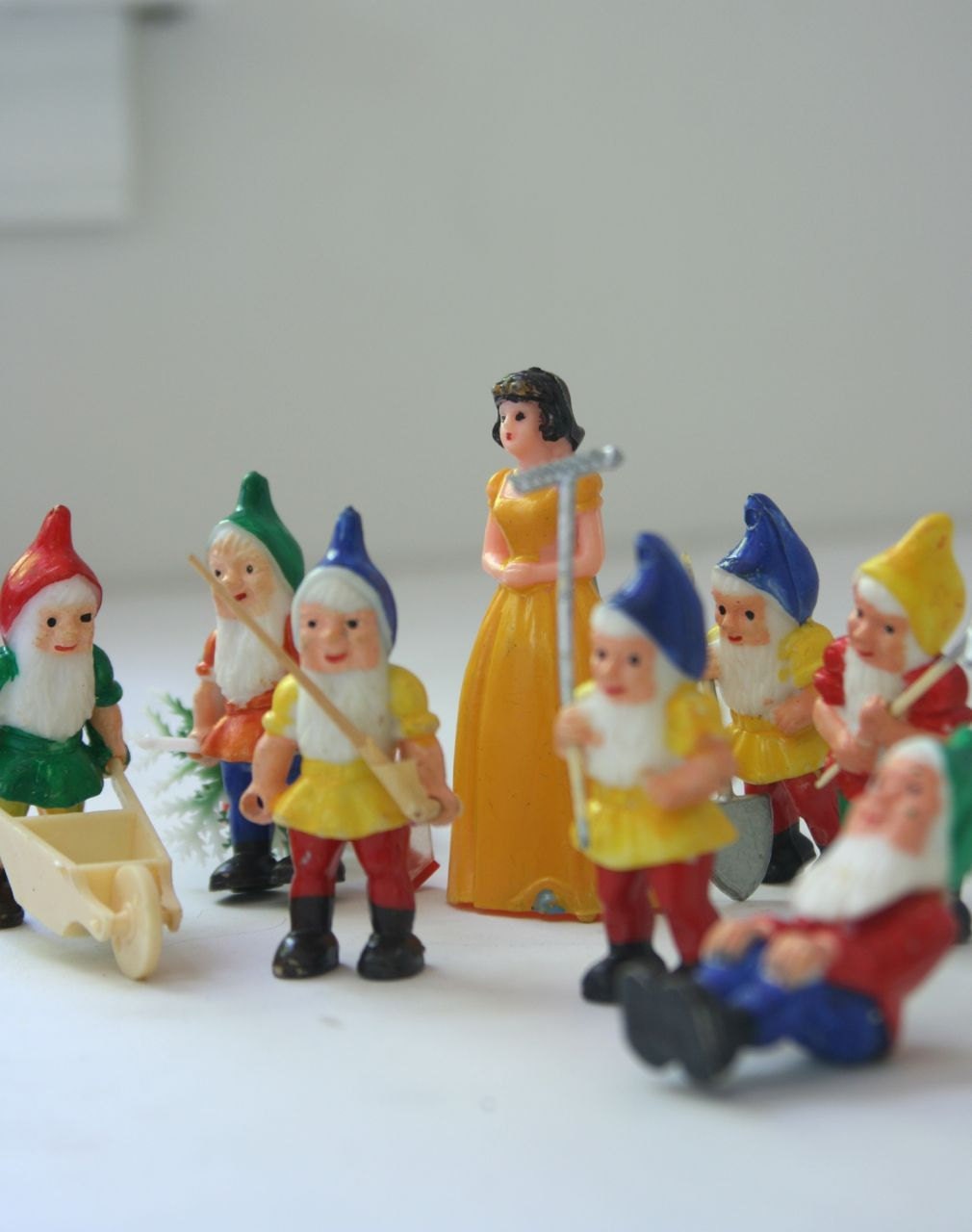 Vintage Snow White and the Seven Dwarves cake decor - fuzzymama