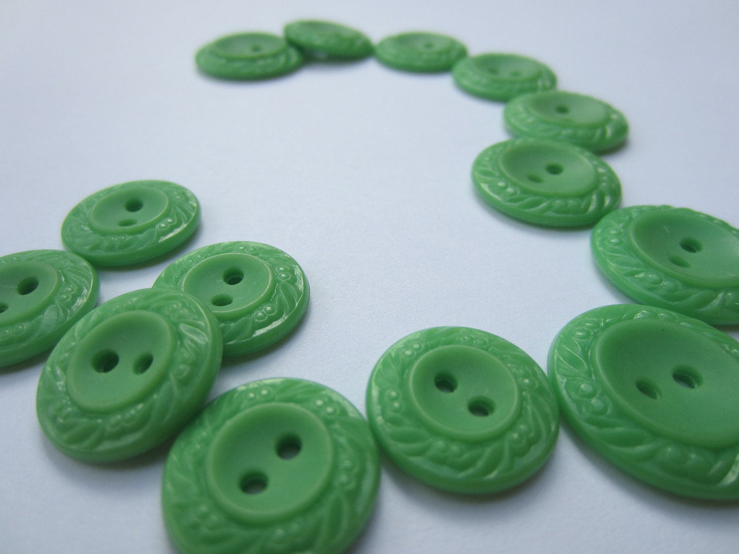 Vintage Buttons - lot of 14 matching Country chic green, acrylics, graduated sizes (2436
