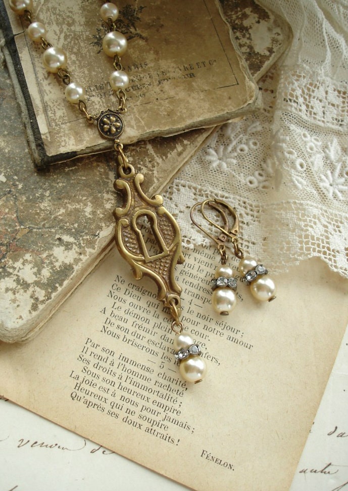 Je t'aime - Keyhole Necklace. Antiqued Brass, Shabby Bohemian Glass Champagne Pearls. Romantic French Rustic Wedding Jewelry Set. Steampunk.