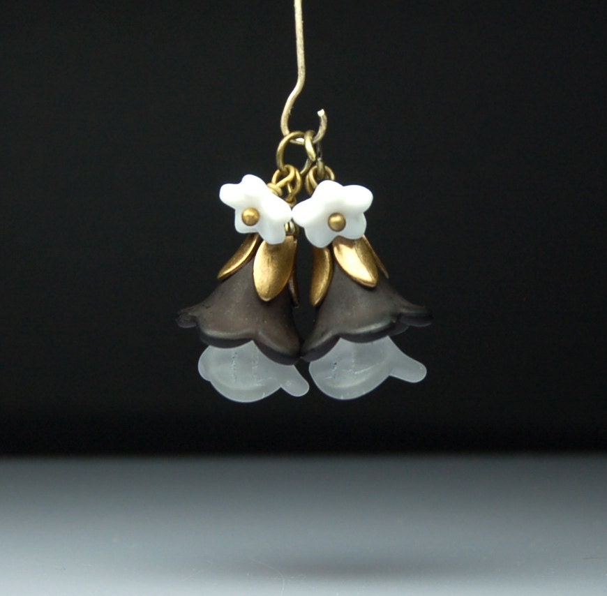 Vintage Style Bead Dangles Blackand White Lucite Flowers Pair BK16