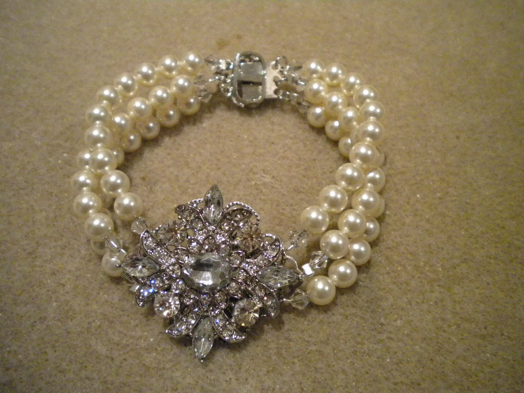 Wedding Jewelry Bridal Pearl Bracelet, 3 strand bracelet wedding accessories Rhinestone Jewelry, Vintage Style Pearl Bracelet, Donna