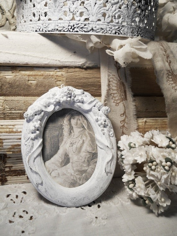 Shabby White Petite Oval Frame Le French Bride