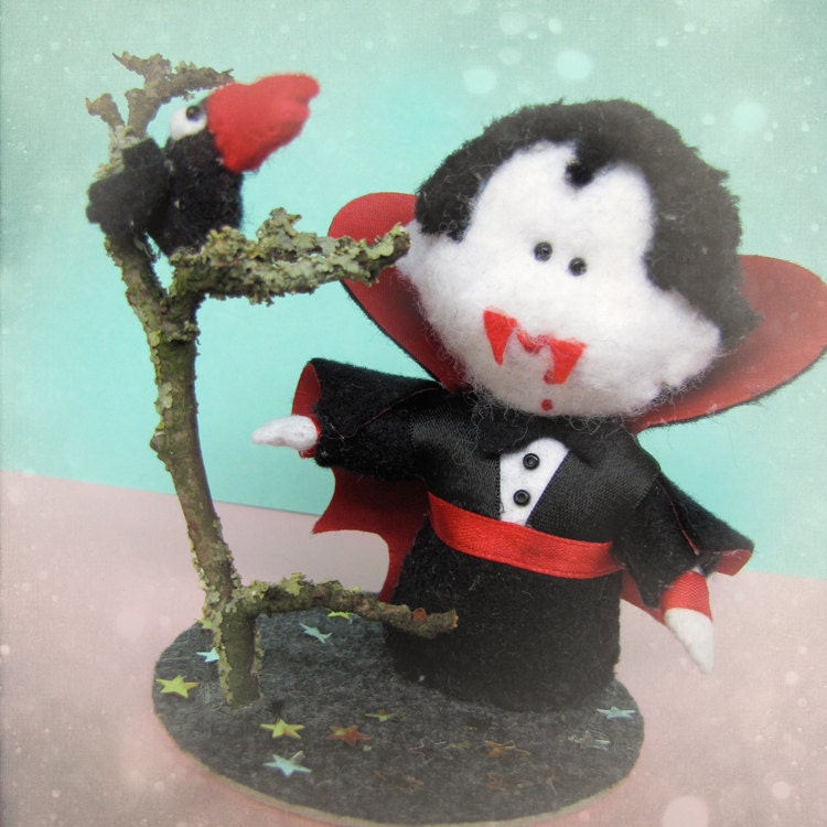Dracula and the raven/crow, little Halloween Figurine - Cute felt Halloween ornament miniature - cute gift for decoration or cake topper