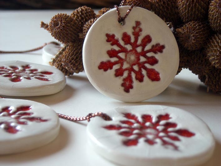 Ceramic Christmas ornament red and white, set of  five , home decor, gift tags - azulado