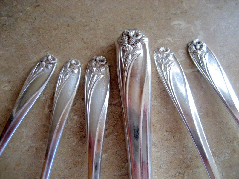 Vintage Wm Rogers International Silver Plate Place Setting    Daffodil   Circa 1940s