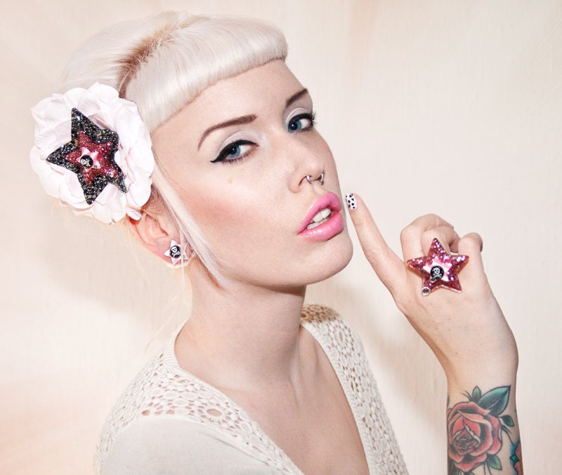 Pinup Sparkly Stars and Sweetie Skull Ring - Pink
