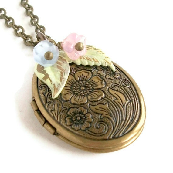 Pastel Flower Locket Necklace Antique Gold Floral Engraved Oval Pendant Vintage Style Shabby Leaf Charm Necklace