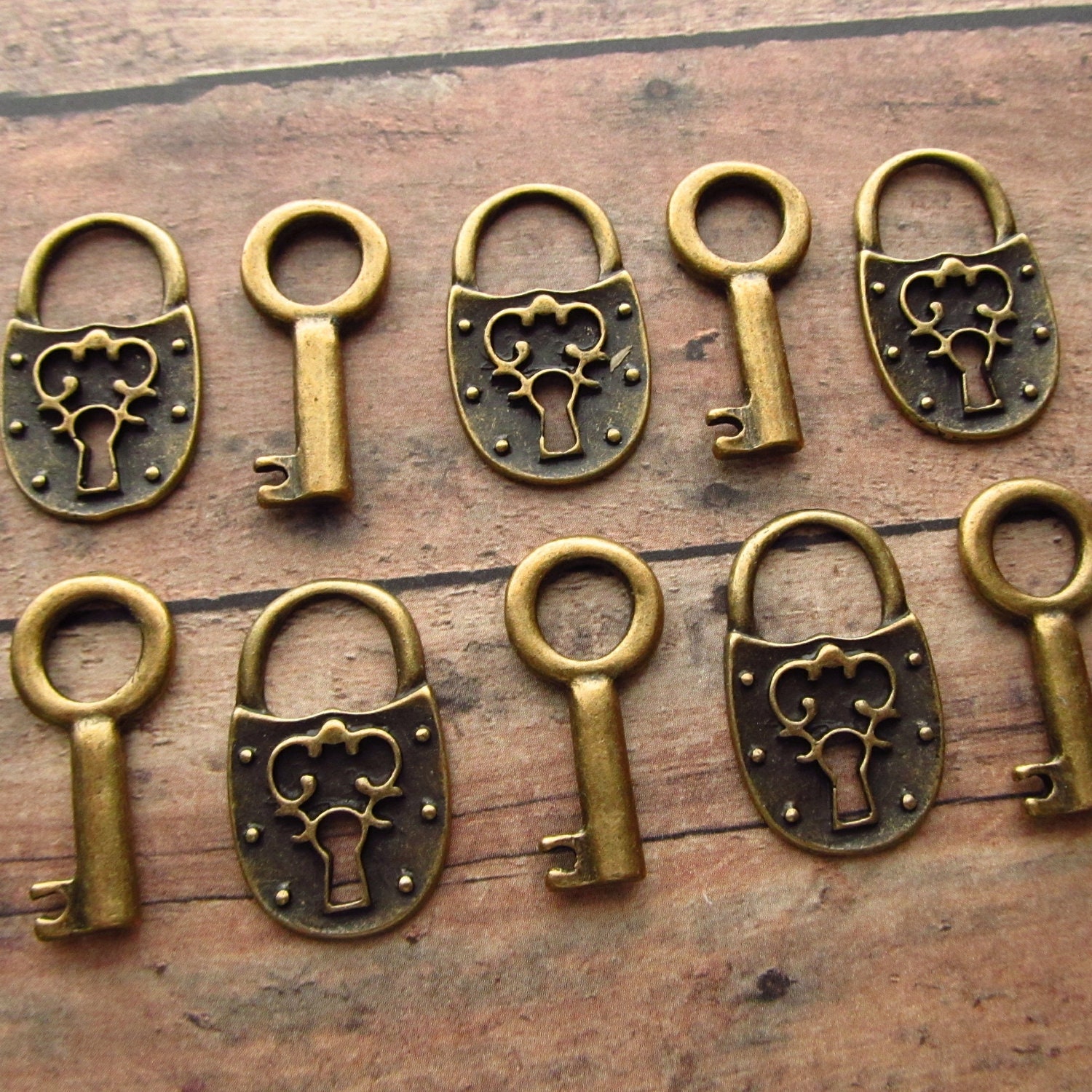 Padlock and Key Charm Pendants in Antique Bronze - Set of 10 Pieces (5 each)