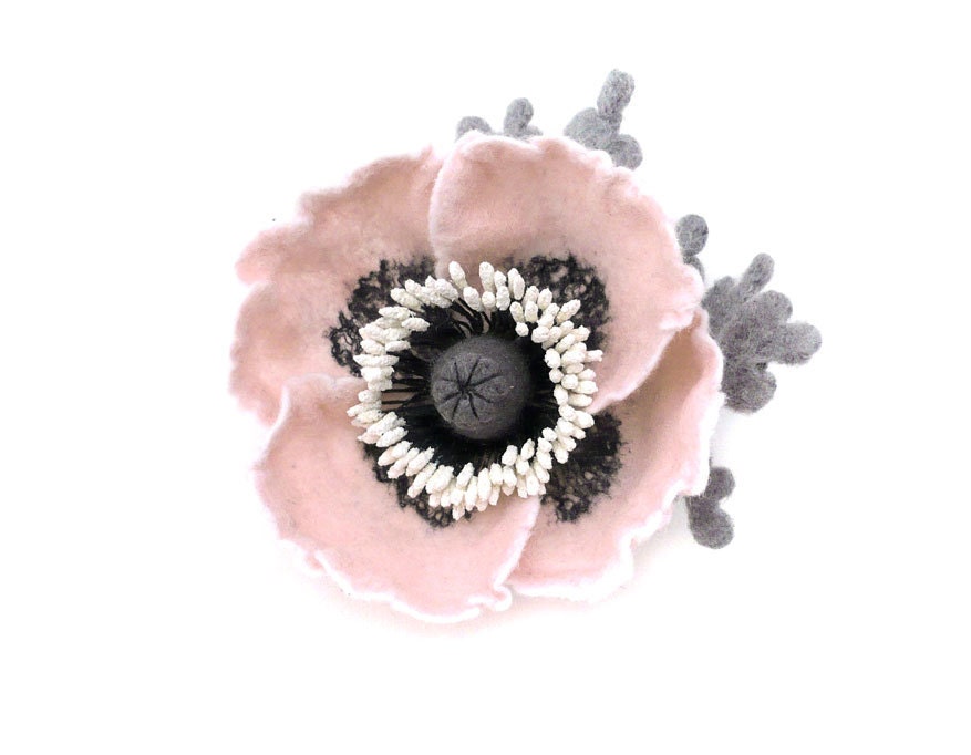 Felt flower brooch pale pink Poppy - Roltinica