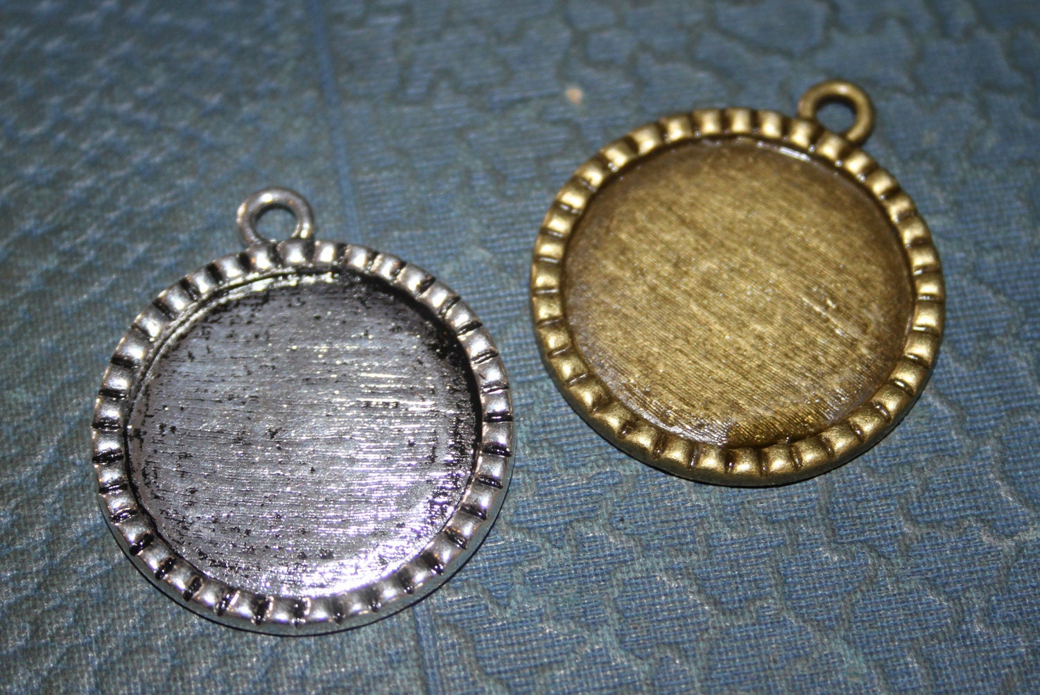 100 1 inch Bottle Cap Round Blank Frame Pendant setting to use as a Photo Charm - Antique  silver or Antique Bronze bronze