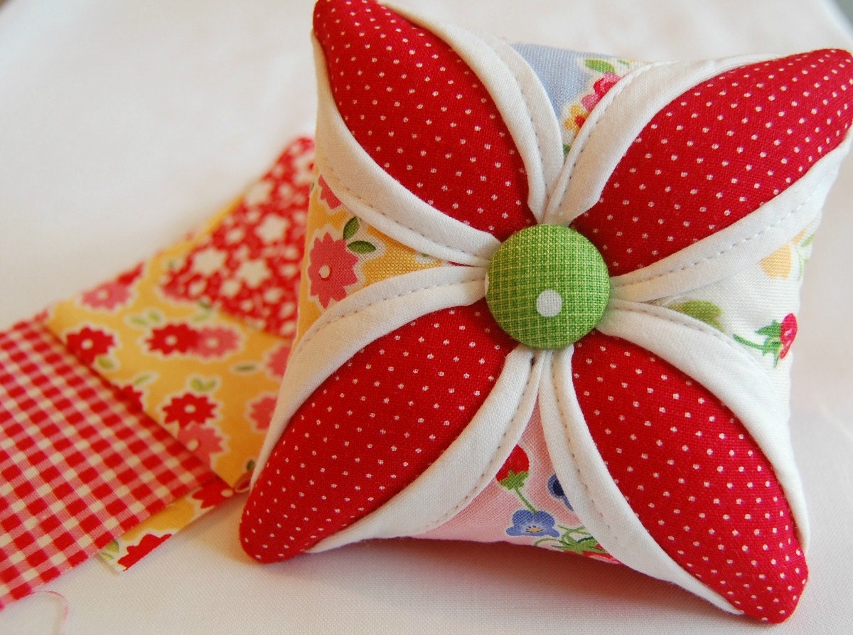 Happy Little Pin Cushion - Cathedral Window Pin Cushion - Pincushion - Pam Kitty Morning - 4 inch