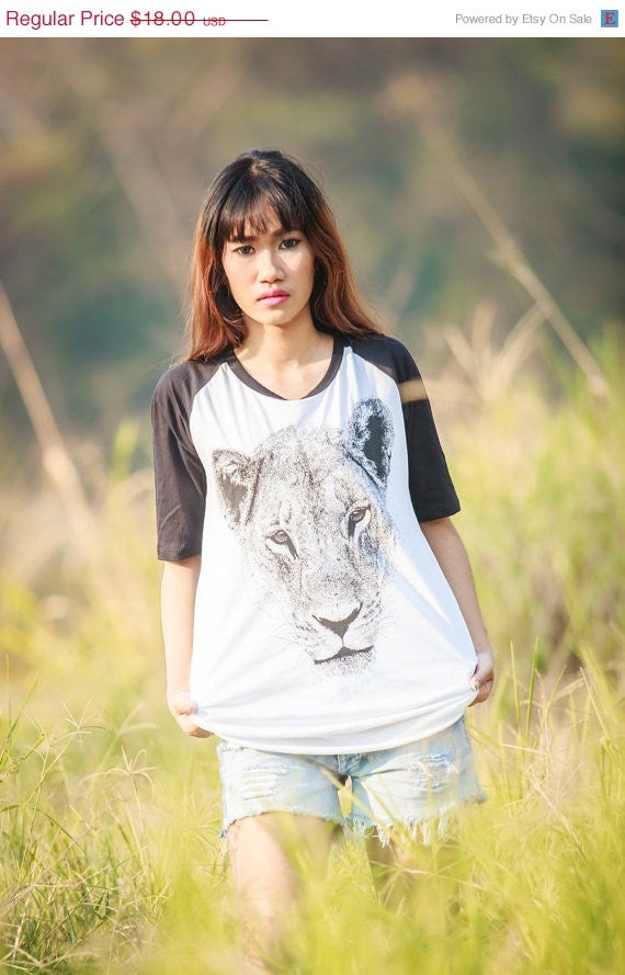 ON SALE lion screen printed on Reglan  tee Shirt Baseball  Raglan T Shirt short Sleeve Tshirt Size M