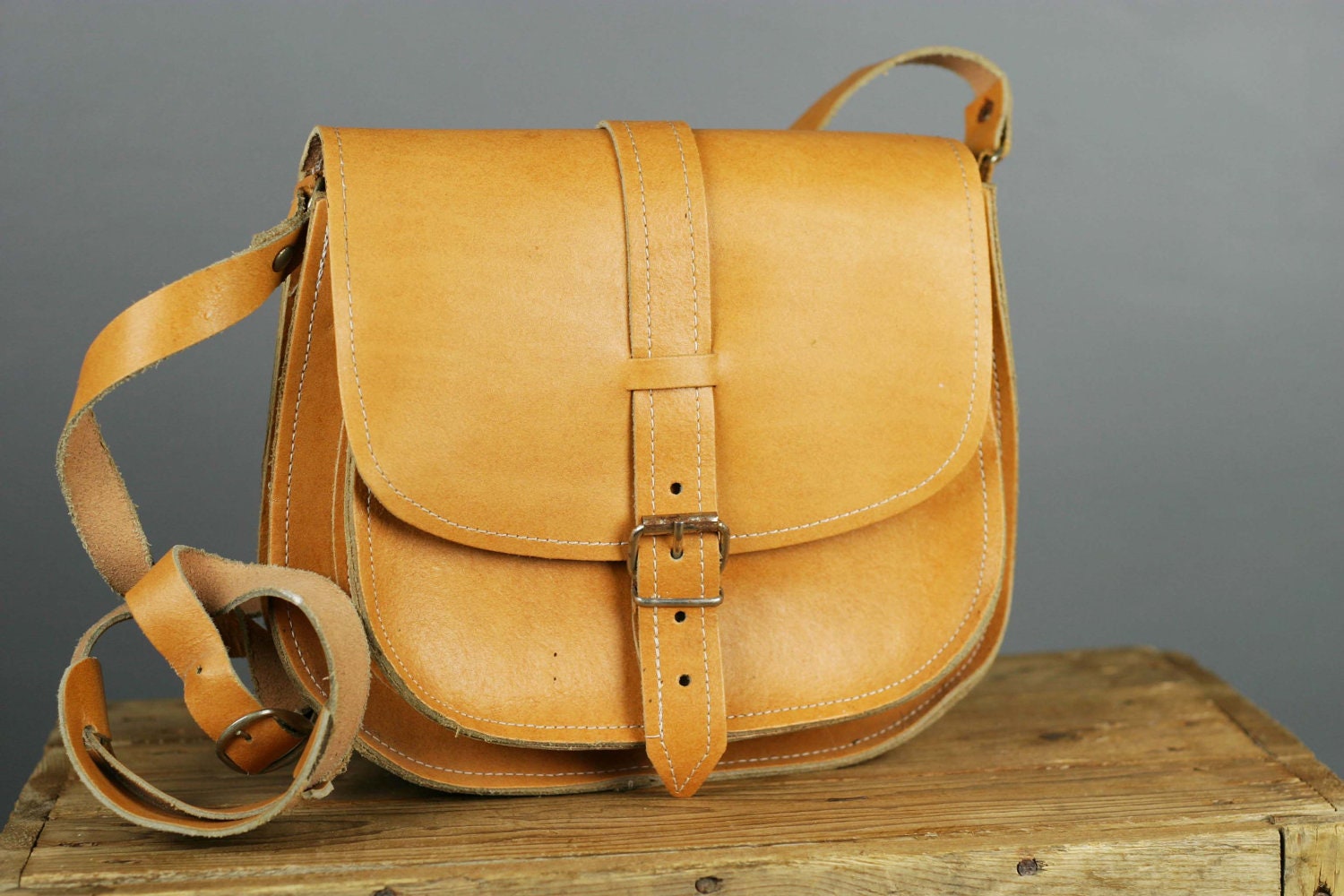 Vintage Tan Leather 70s Saddle Bag Across Body Bag Satchel Purse