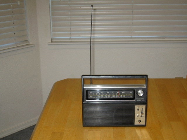 Vintage Realistic Model 12-667 Portable Am/Fm Radio