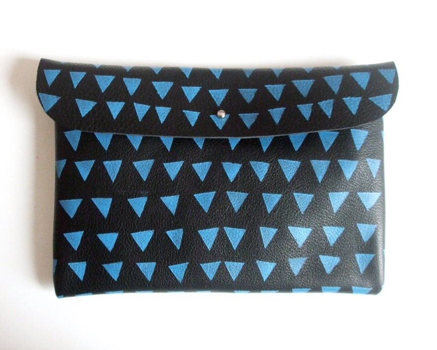 CLUTCH // medium size // black leather with blue triangles