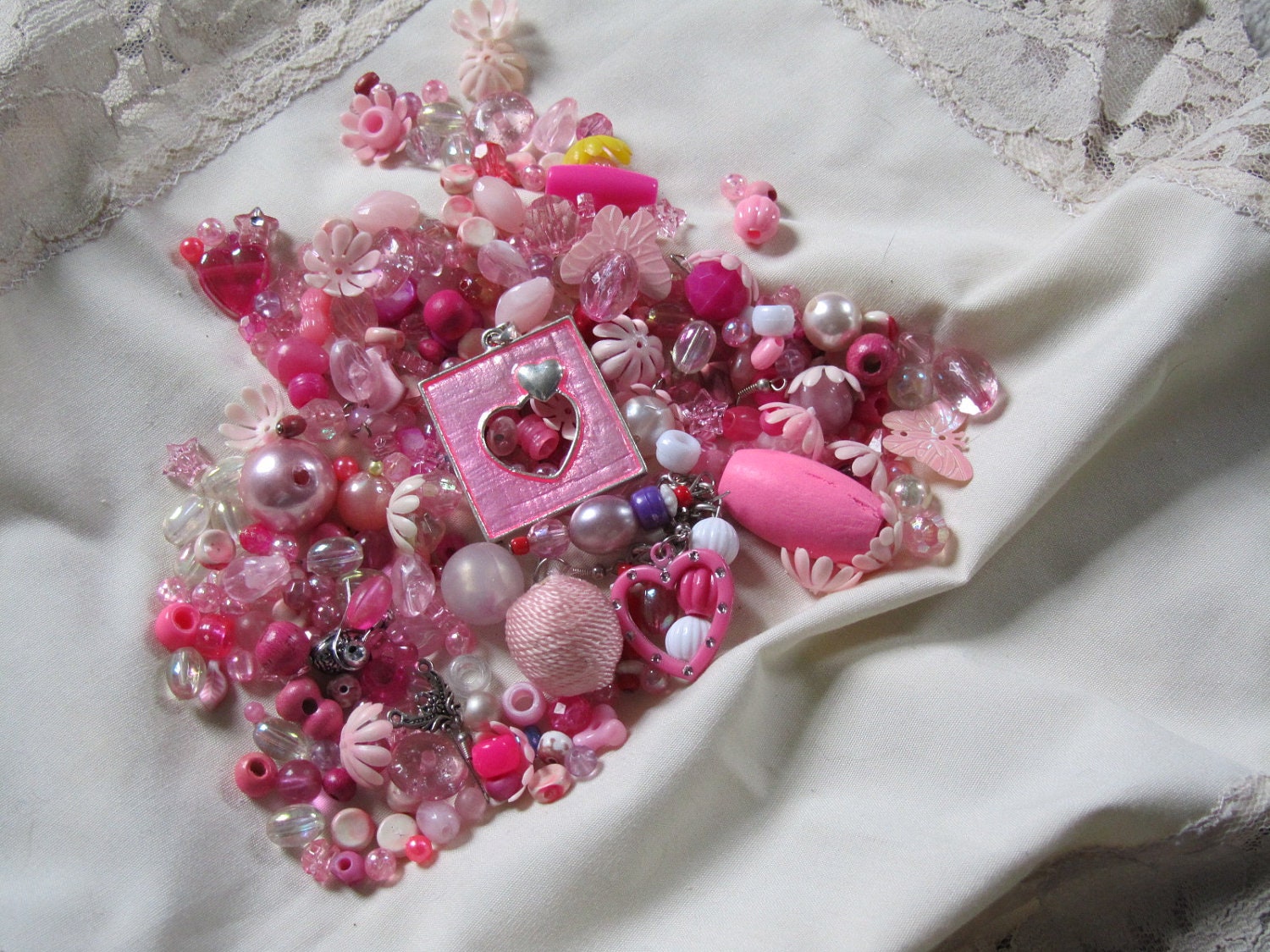 Large amount of plastic/wood etc pink beads great for jewellery making craft groups or Christmas gift