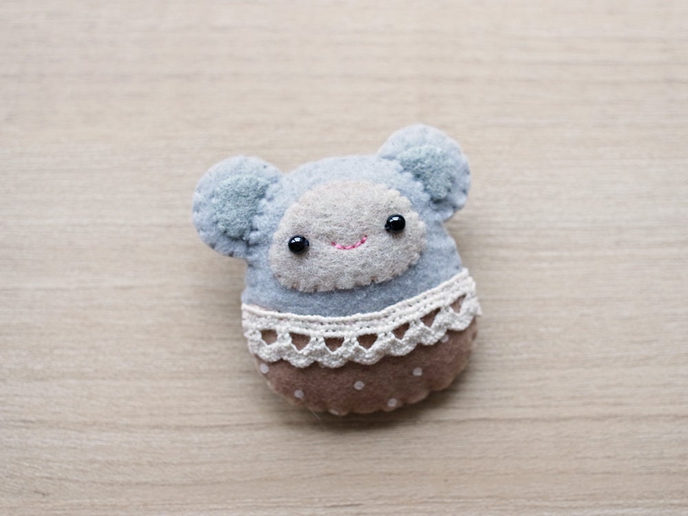 Felt Mouse Brooch - Cute Kawaii brooch - stocking stuffer - Mouse brooch - Felt accessories - READY TO SHIP