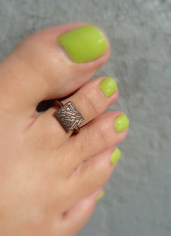 Toe Ring - Copper Leaf Pattern - Rustic Metal - Topaz Stretch Bead Toe Ring