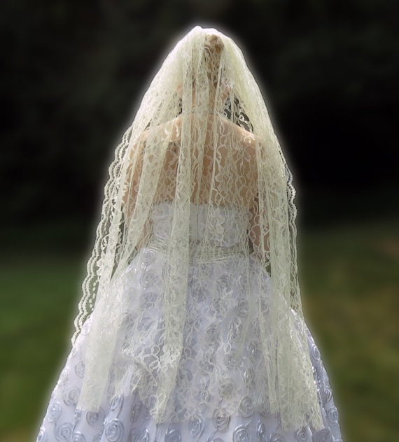 Lace Fingertip Veil, Ivory Wedding Veil, Chantilly Lace