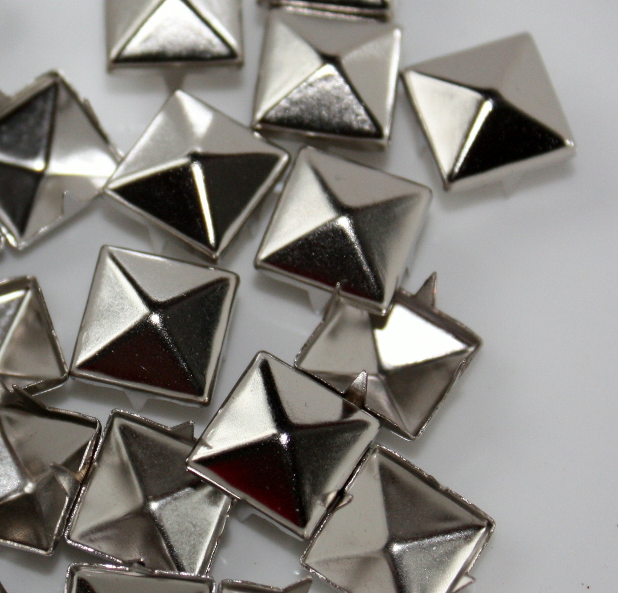 100pcs 3/8 inch(10mm) Silver Pyramid Studs with 4 claws Metal Rivet Metal Nail Punk stuff cloth shoes accessories