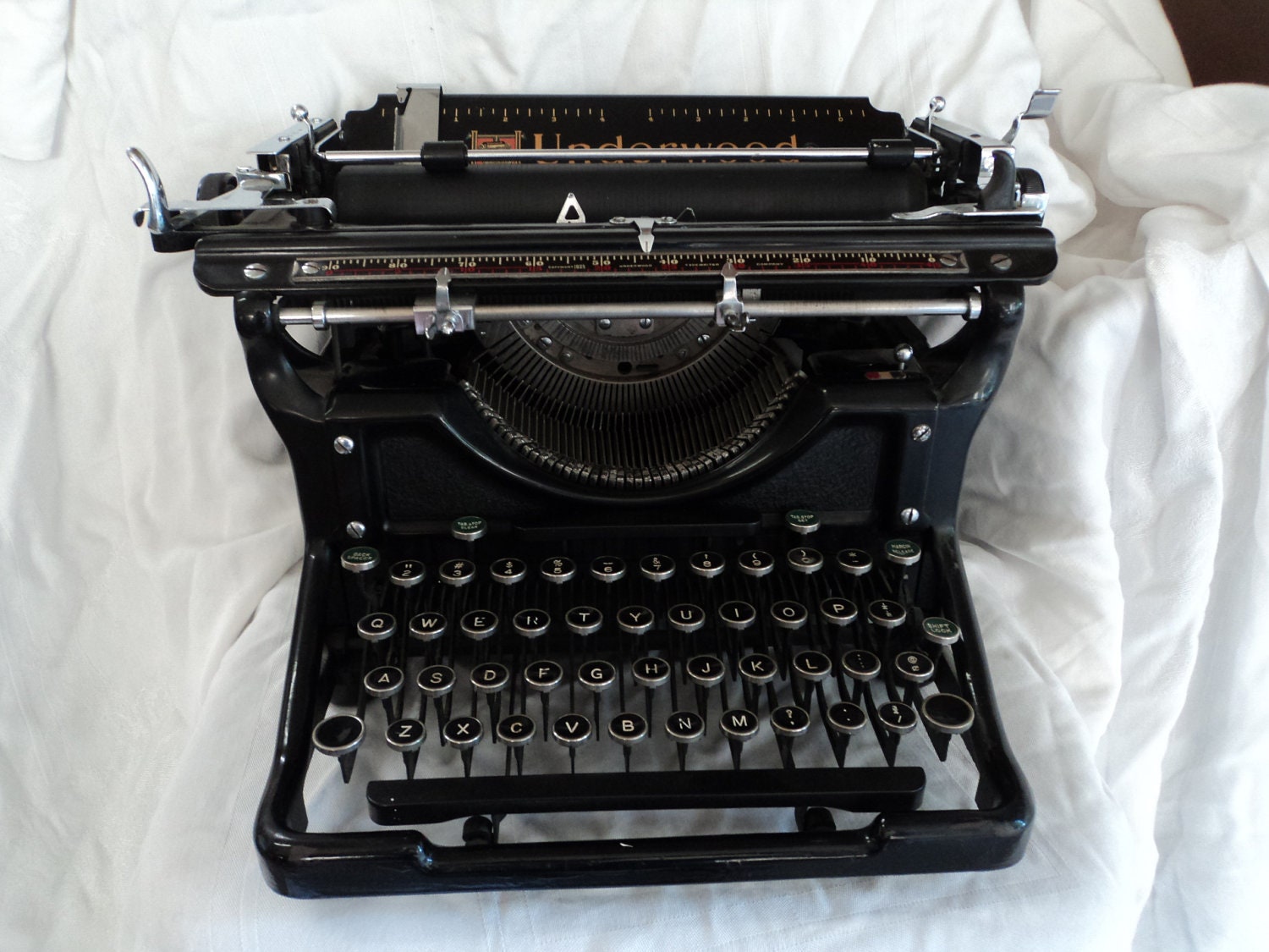 Typewriter underwood manual black metal antique round keys