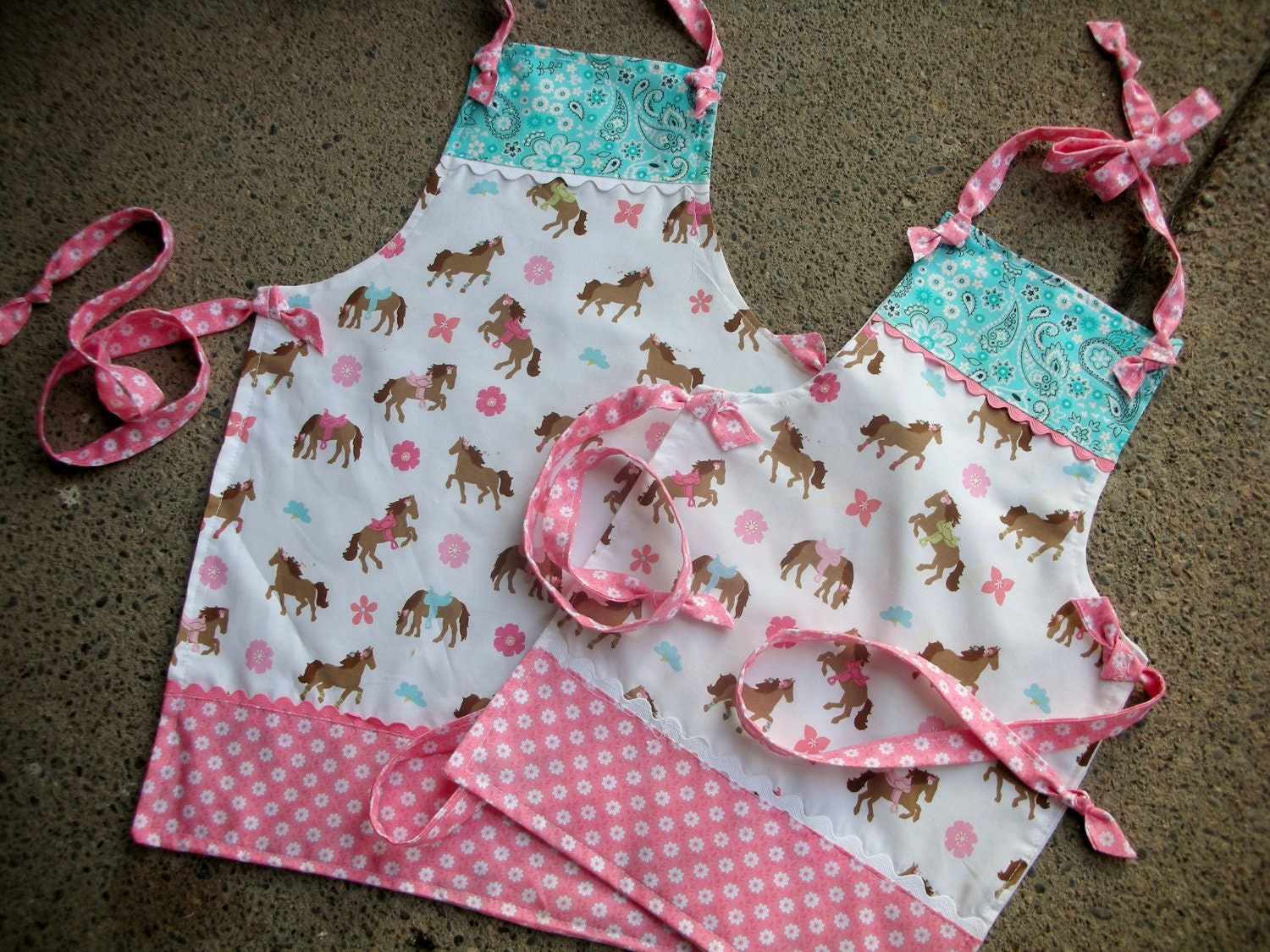 Girls Aprons - Cupcake Sisters Matching Aprons - Size 6 to 8 Apron - Size 2-4 Aprons -  Confections by Robert Kaufman - Pink Cupcake Apron