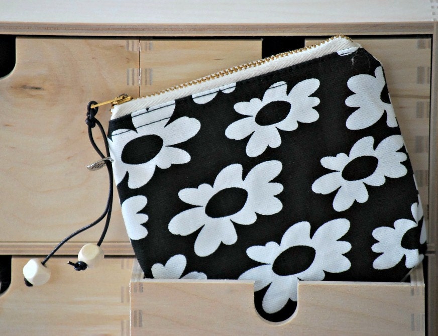 Zip Wallet - Flower Power in Black and White