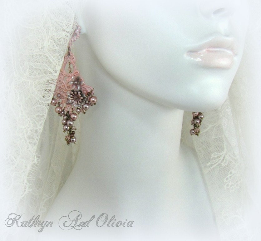 Chandelier Post Earrings Antique Rose Floral Lace Drop Earring with Pearls 812-3329