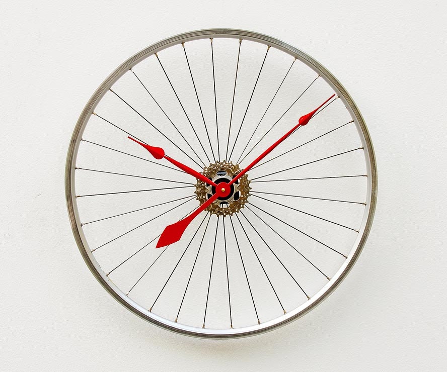 Recycled Bike Wheel Wall Clock                   Tasarımcı : Allan Young