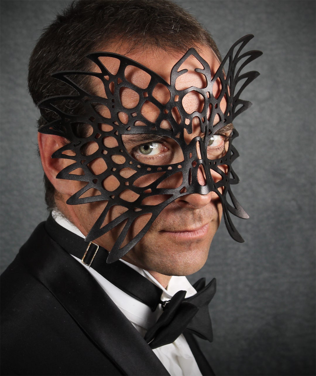 Totem leather mask in black