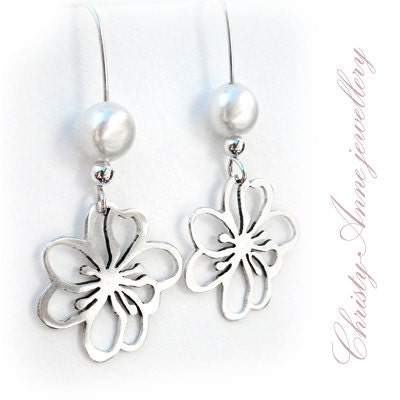 Cut-out flower earrings with pearls