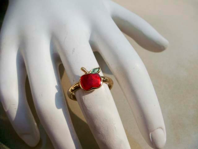 Vintage Avon Gold Apple teacher ring