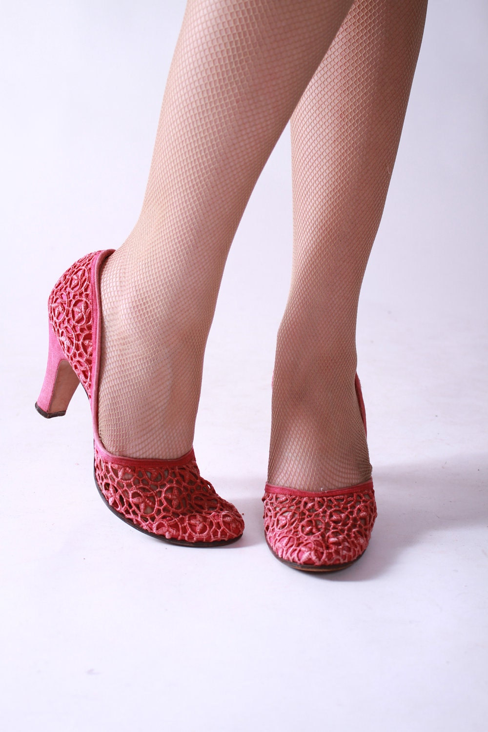 Vintage 1940s Baby Doll Pumps in Raspberry Linen and Lace 9 N