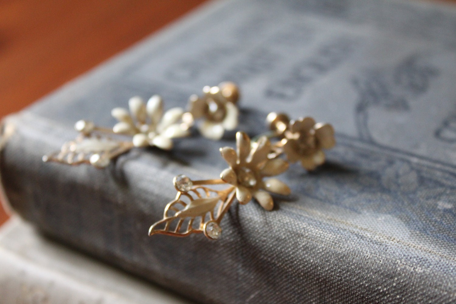 Vintage 1950s Rhinestone Enamel White Flower Earrings Screwback Clip on