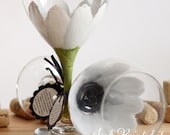 White Daisy hand painted wine glass - FREE Personalization and dishwasher safe
