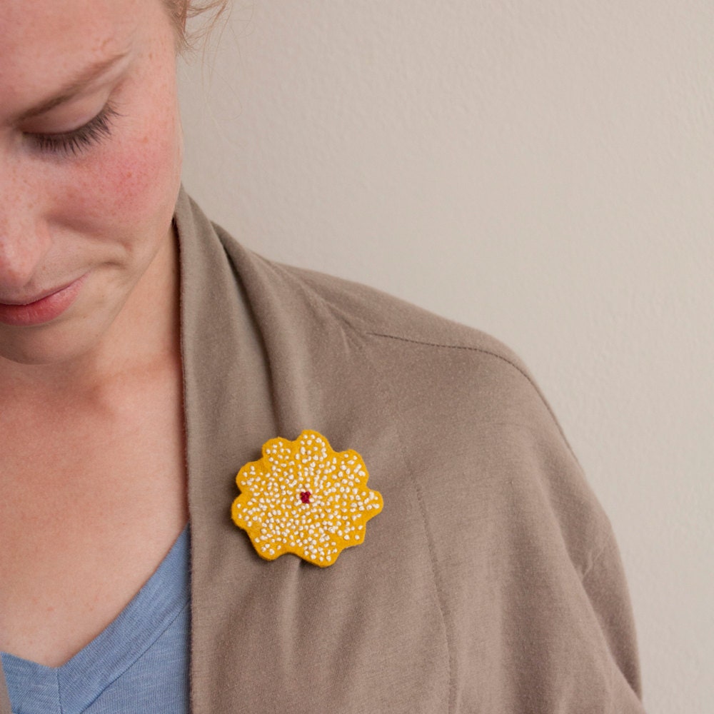 hand embroidered queen anne's lace brooch