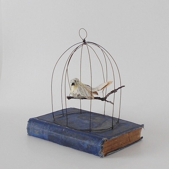 PapierMache Vogel in einem Vogelkäfig - Original Vintage Book Mixed Media