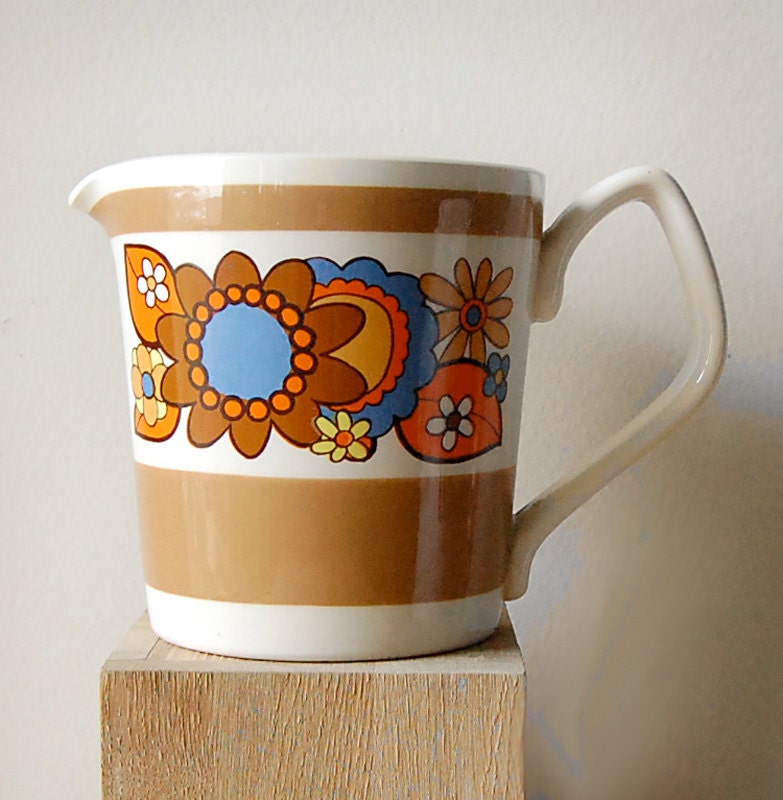 Vintage Retro Hippie Flower Power 1970s Ceramic Mustard Yellow Measuring Cup for Kitchen Use.