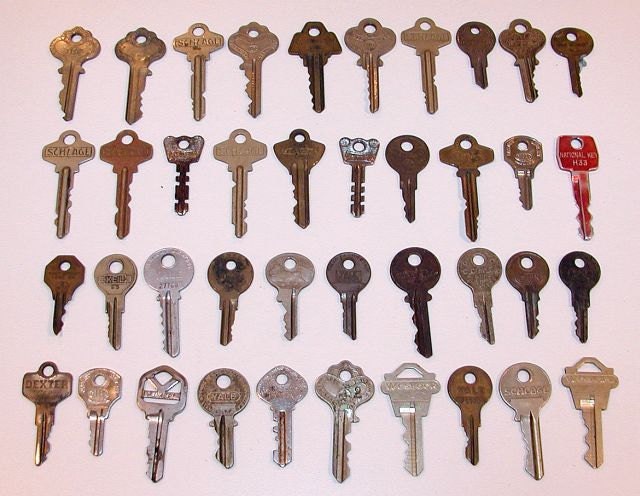Vintage Lot Of 40 Assorted Old Keys