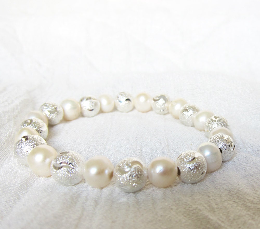 Pearls Bracelet..Freshwater PearlsBracelet.. Stretch Bracelet with silver glass beads