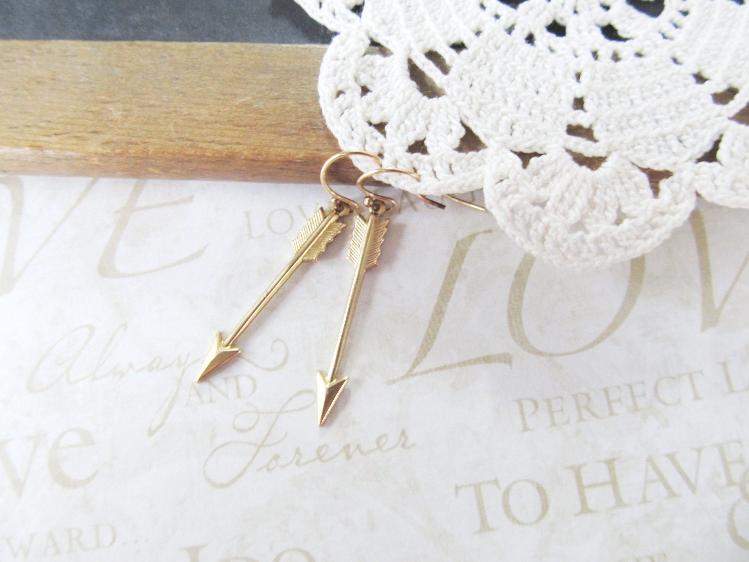SHOT through the heart brass arrow earrings (gold)