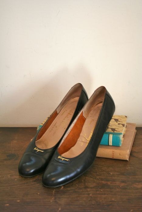 50% off this week only...vintage 80s leather shoes - SALVATORE FERRAGAMO black flats / 8-8.5