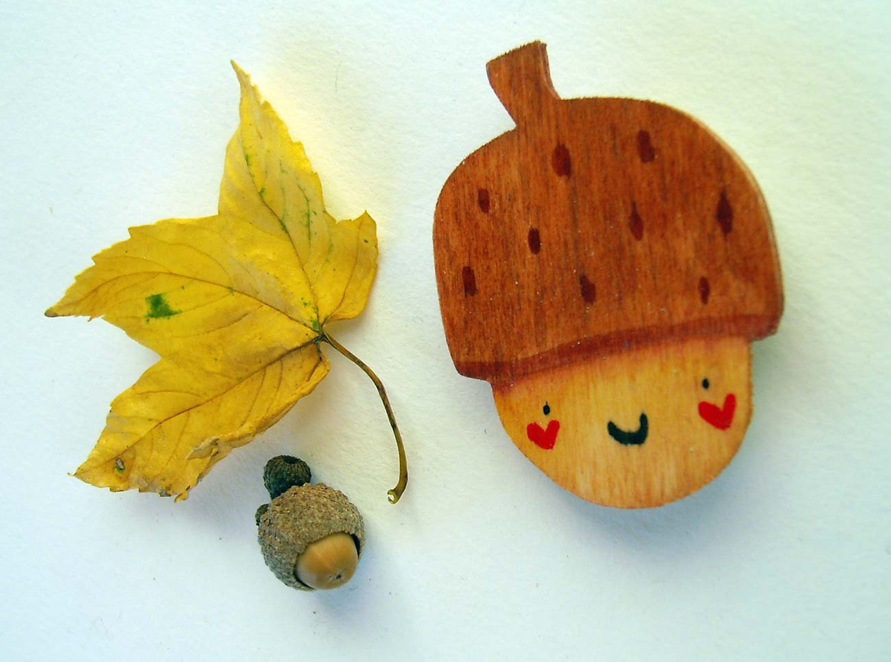 Happy acorn, wooden magnet for your fridge, hand made in Italy - violinoviola