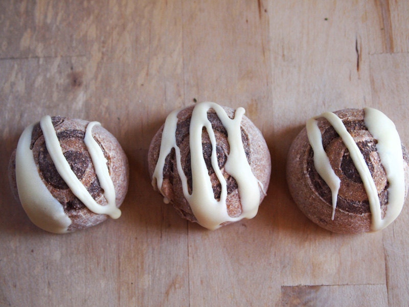 Dog Treats : Chicken & Carob Cinnabuns