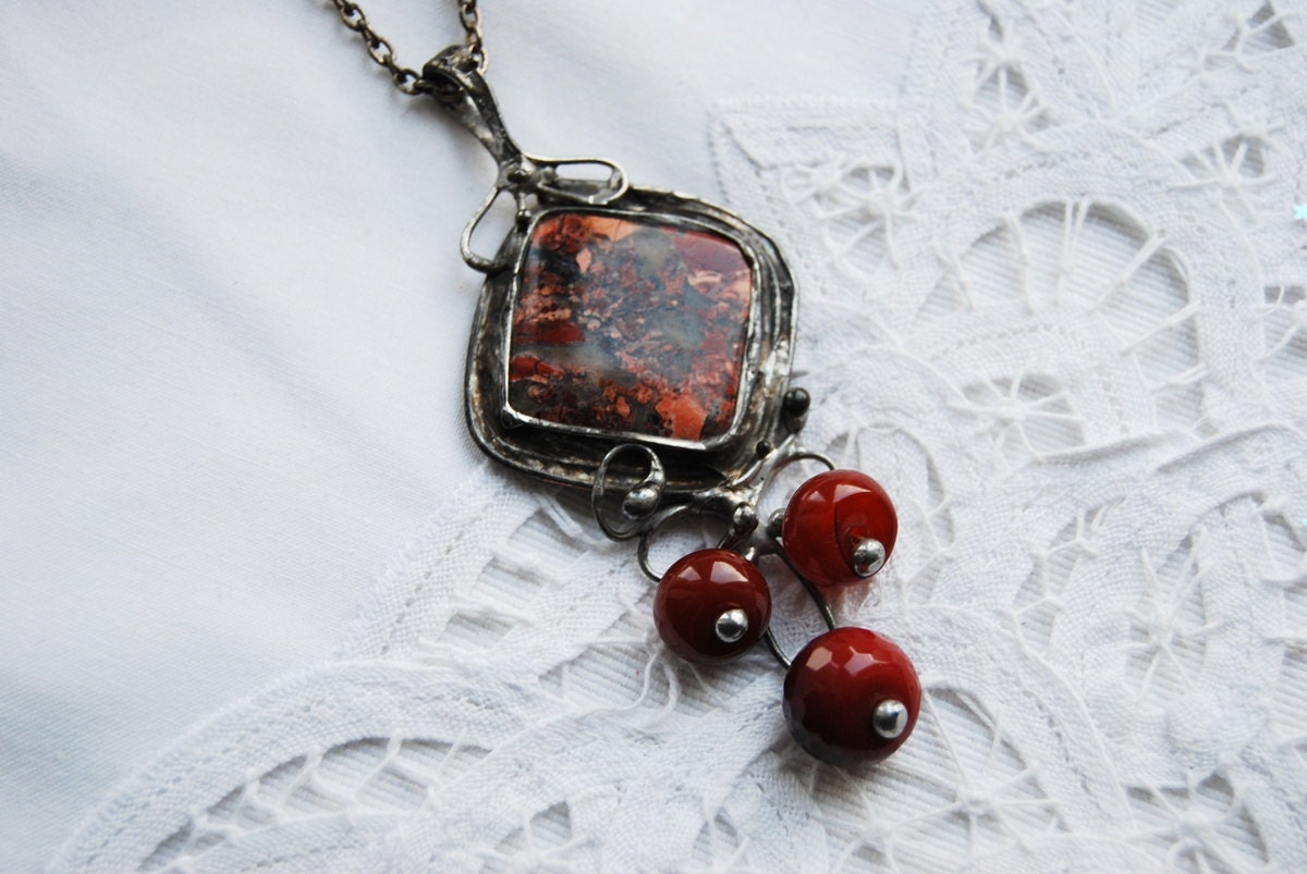 Jasper, Faceted Cherry Ruby Red Jade and Agate pendant necklace hand made - vertverre