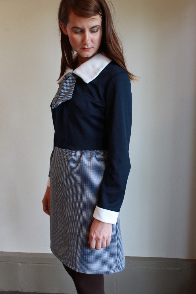 Vintage 70s Secretary Dress   /   Mini 1970s Mod Ascot Dress  /  Medium
