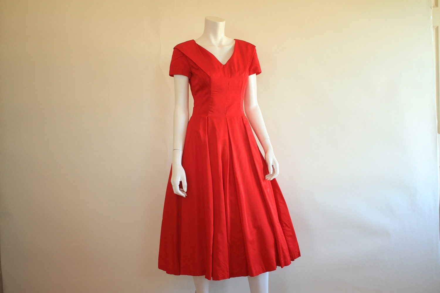 Vintage 1950s Dress /  50s Holiday Red Taffeta / New Look / Rockabilly / Audrey / S - ladyscarletts