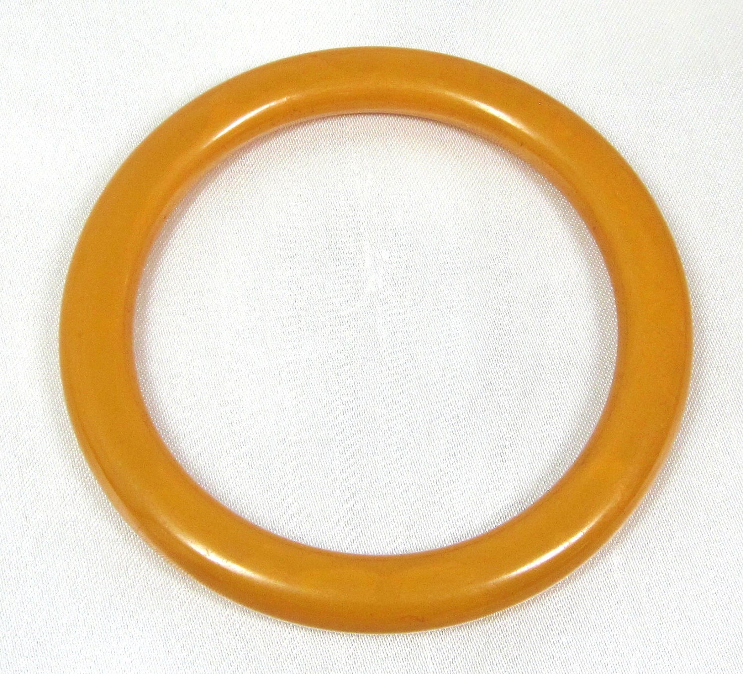 Vintage Chunky Butterscotch and Yellow Marbled BAKELITE Bangle Bracelet