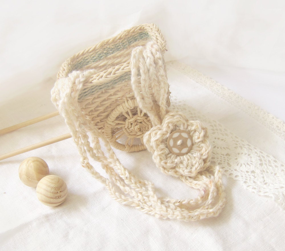 Sale..Beige Crochet Necklace with Flower in Natural Beige.. wood button