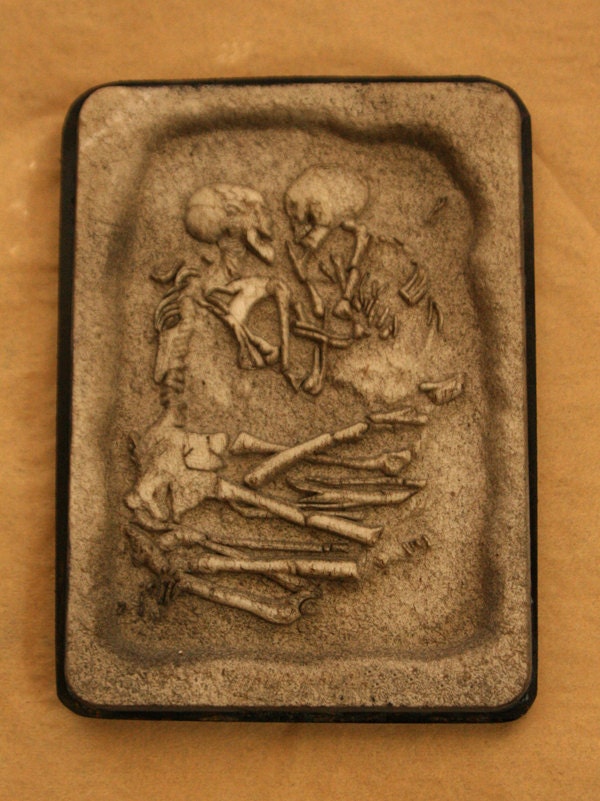 Skeleton Embrace-Lovers of Valdaro